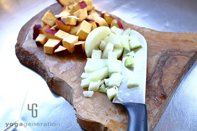 サツマイモと玉ねぎを角切りにする