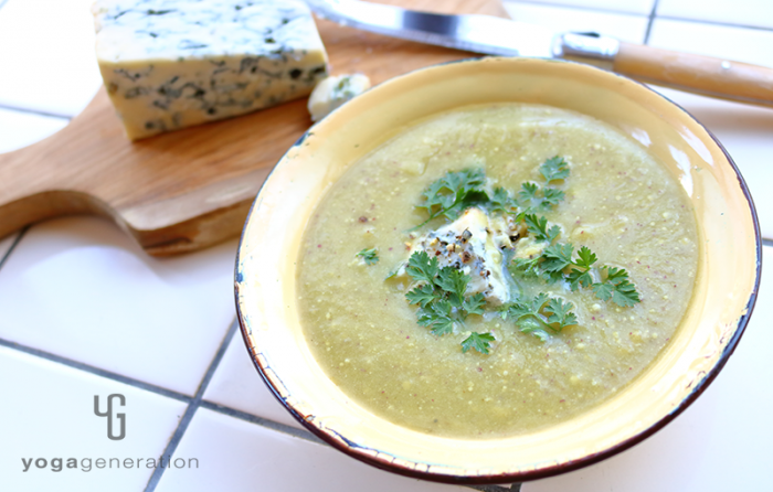 黄色い器に盛り付けたカルダモン香るサツマイモのスープ、ブルーチーズ添え