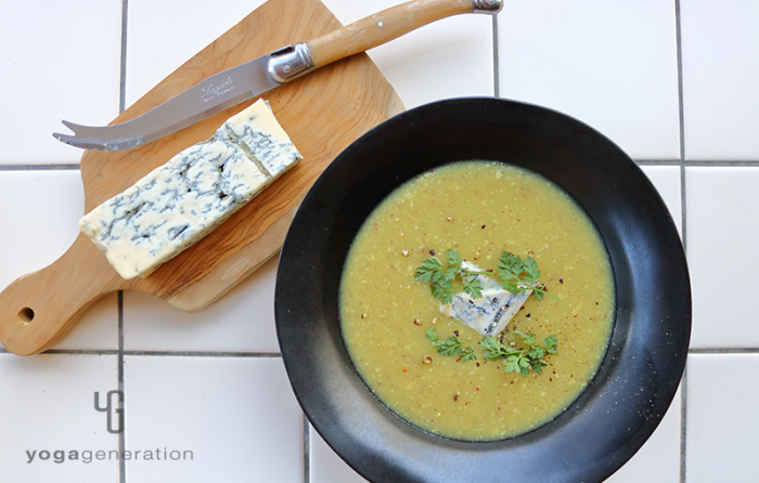 黒い器に盛り付けたカルダモン香るサツマイモのスープ、ブルーチーズ添え