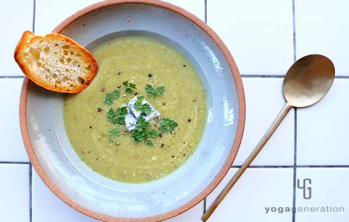 グレーの器に盛り付けたカルダモン香るサツマイモのスープ、ブルーチーズ添え