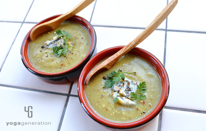 小さい皿によそったカルダモン香るサツマイモのスープ、ブルーチーズ添え
