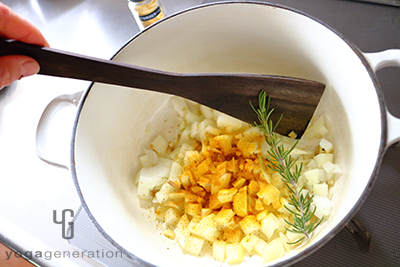 厚手の鍋で炒める