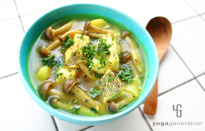 ターコイズの器に入れたタラとジャガイモとシメジのジンジャー・スープ