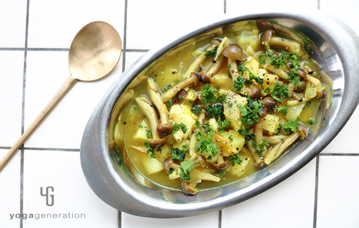 銀の器に入れたタラとジャガイモとシメジのジンジャー・スープ