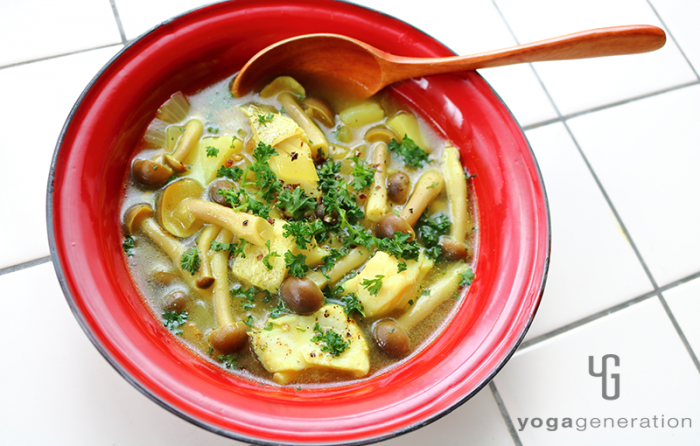 赤い器に入れたタラとジャガイモとシメジのジンジャー・スープ