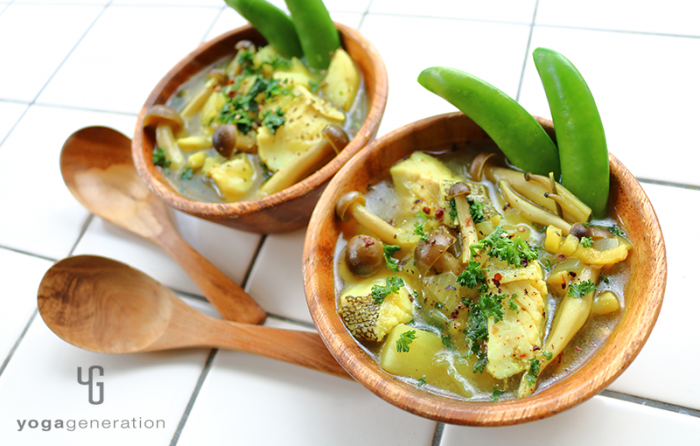 木の器に入れたタラとジャガイモとシメジのジンジャー・スープ