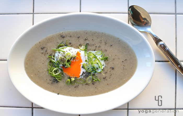 温泉卵を割ったキノコのガーリック味噌スープ
