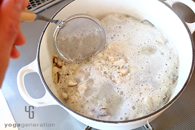 鍋で火を加える