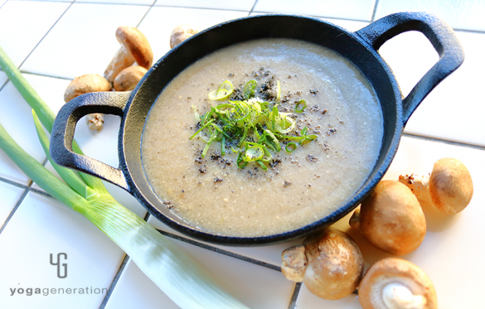 スキレットに盛り付けたキノコのガーリック味噌スープ