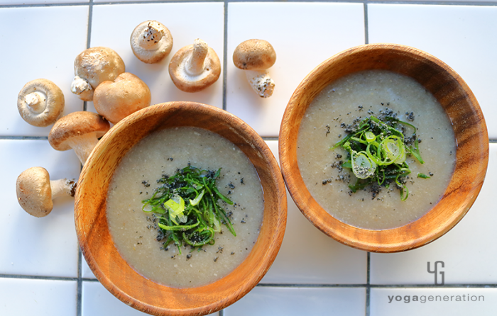 木の器に盛り付けたキノコのガーリック味噌スープ