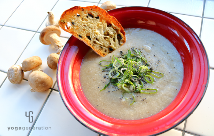 赤の器に盛り付けたキノコのガーリック味噌スープ