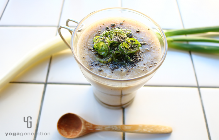 カップに盛り付けたキノコのガーリック味噌スープ