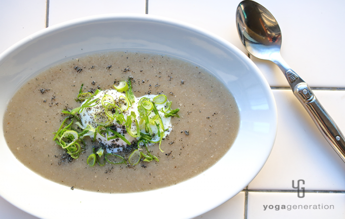 白い器に盛り付けたキノコのガーリック味噌スープ