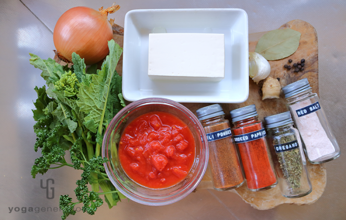 木製カットボードの上の材料