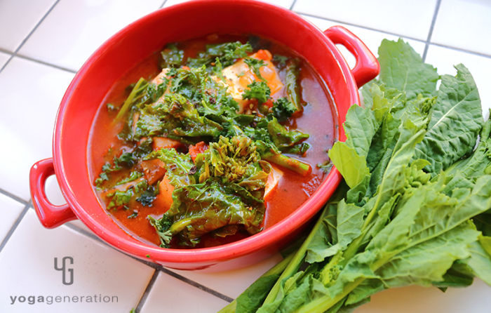 赤い器に入ったお豆腐と菜の花のメキシカン・トマトスープ