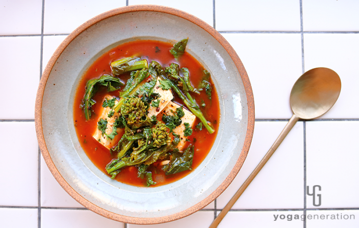 グレーの器に入ったお豆腐と菜の花のメキシカン・トマトスープ