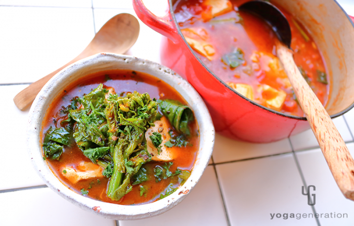 白い器に入ったお豆腐と菜の花のメキシカン・トマトスープ
