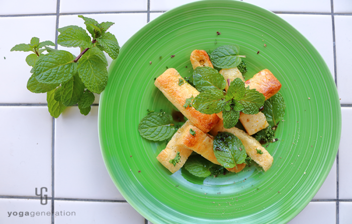 緑の皿に盛り付けたサクッとお揚げと爽やかミントのバルサミコ・サラダ