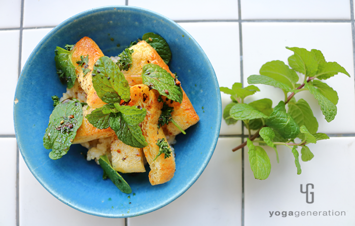 ターコイズの器に盛り付けたサクッとお揚げと爽やかミントのバルサミコ・サラダ