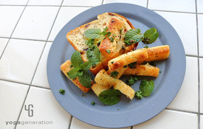 グレーの器に盛り付けたサクッとお揚げと爽やかミントのバルサミコ・サラダ