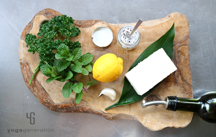 木製カットボードの上の材料