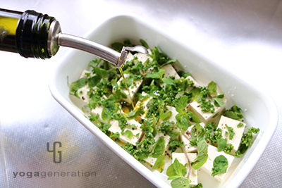 豆腐とハーブを混ぜる