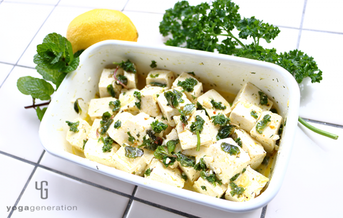 ホーロー器に入ったハーブでお豆腐マリネ