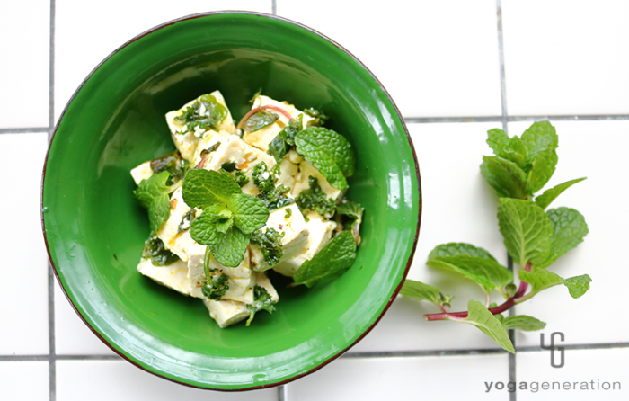 緑の器に入ったハーブでお豆腐マリネ