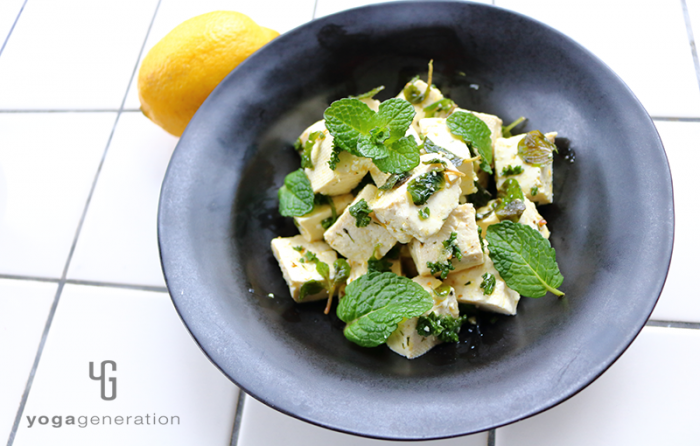 黒の器に入ったハーブでお豆腐マリネ