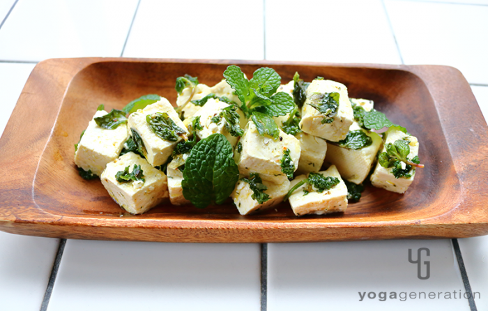 木の器に入ったハーブでお豆腐マリネ