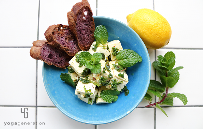 パンを添えたフレッシュハーブでお豆腐マリネ