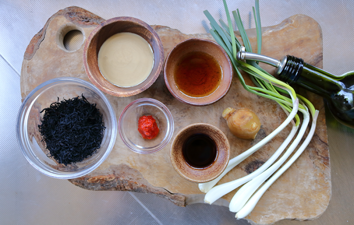 木製カットボードの上の材料