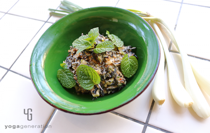 緑の器に入ったヒジキとエシャレットのピリ辛ゴマクリーム和え