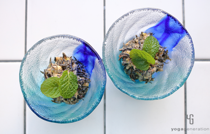 ガラスの器に入ったヒジキとエシャレットのピリ辛ゴマクリーム和え