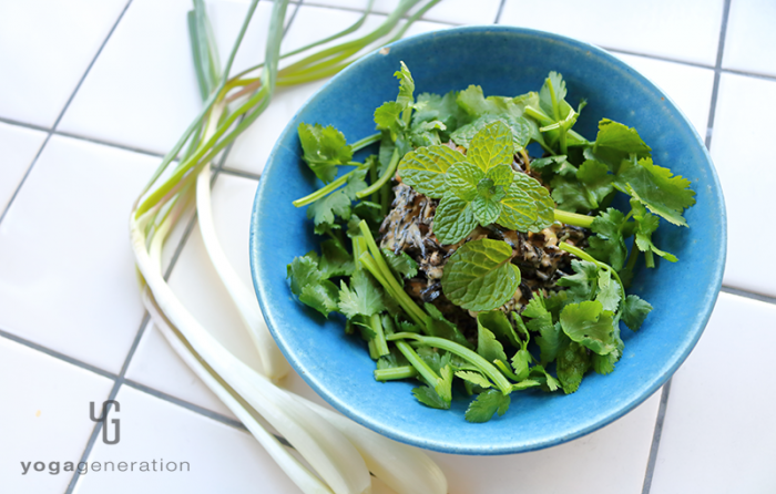 ターコイズの器に入ったヒジキとエシャレットのピリ辛ゴマクリーム和え
