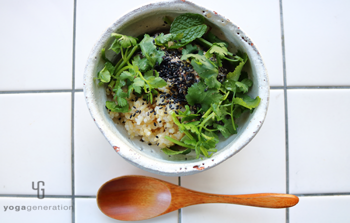 白い器に入ったヒジキとエシャレットのピリ辛ゴマクリーム和え