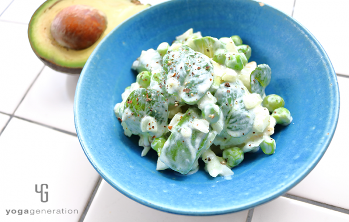 ターコイズの器に入れたアボカドとミントのガーリックヨーグルト・サラダ