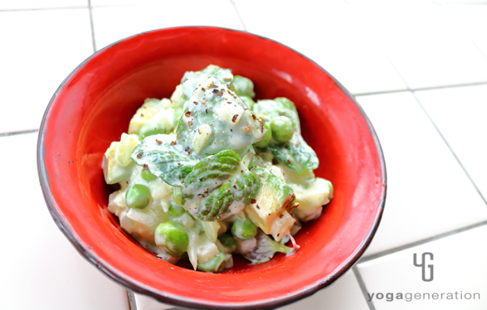 赤い器に入れたアボカドとミントのガーリックヨーグルト・サラダ