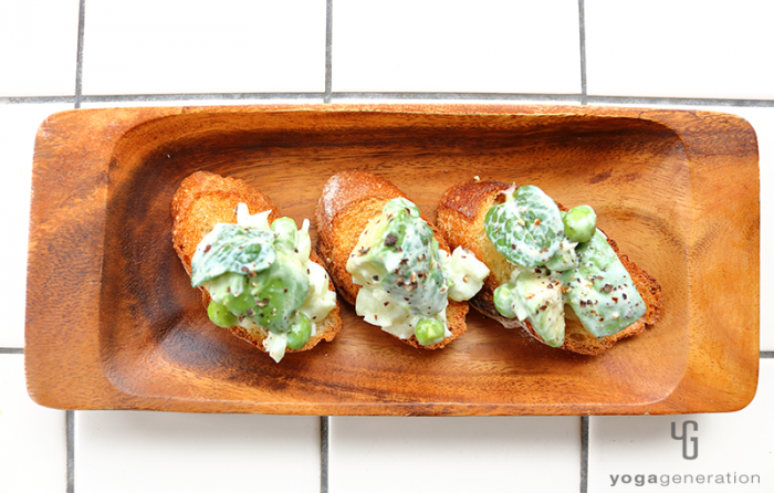 木の器に入れたアボカドとミントのガーリックヨーグルト・サラダ