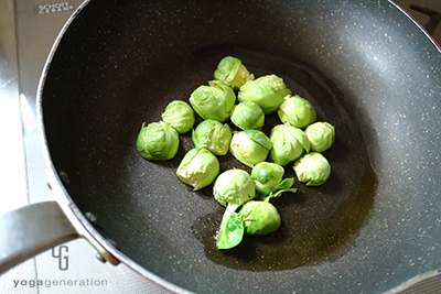 フライパンで芽キャベツを焼く
