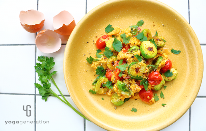 黄色の器に入った芽キャベツとトマト入りメキシカンなスクランブルエッグ