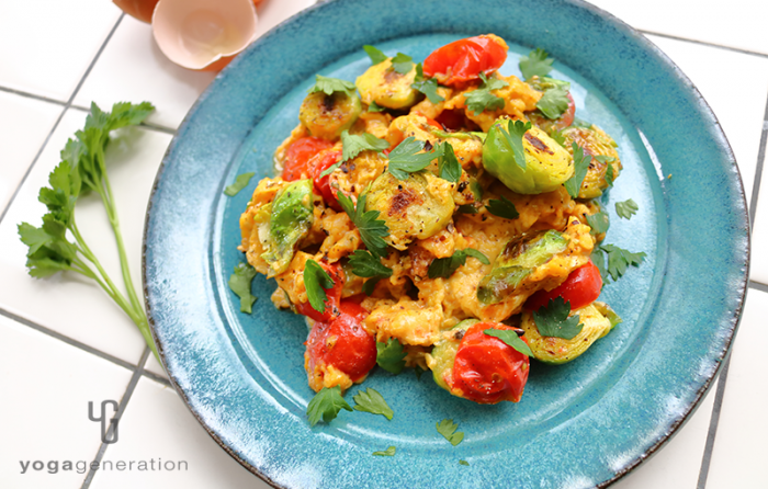 ターコイズの器に入った芽キャベツとトマト入りメキシカンなスクランブルエッグ