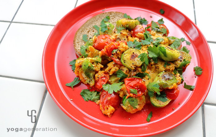 赤の器に入った芽キャベツとトマト入りメキシカンなスクランブルエッグ