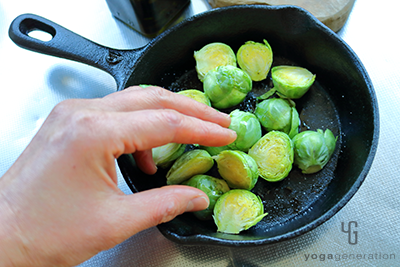 芽キャベツを耐熱皿に並べる