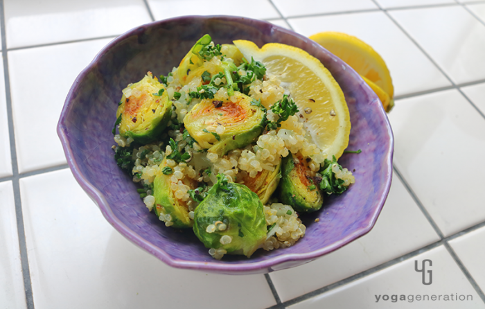 紫の器に盛り付けた芽キャベツとキヌアのスパイシー蜂蜜レモン・サラダ