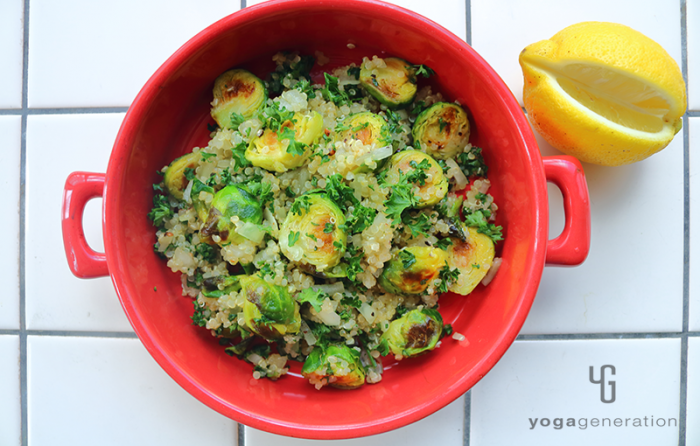 赤い器に盛り付けた芽キャベツとキヌアのスパイシー蜂蜜レモン・サラダ