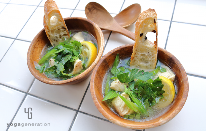 セロリと鶏肉のガーリック・レモン・スープ