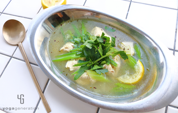 シルバーの器に入ったセロリと鶏肉のガーリック・レモン・スープ