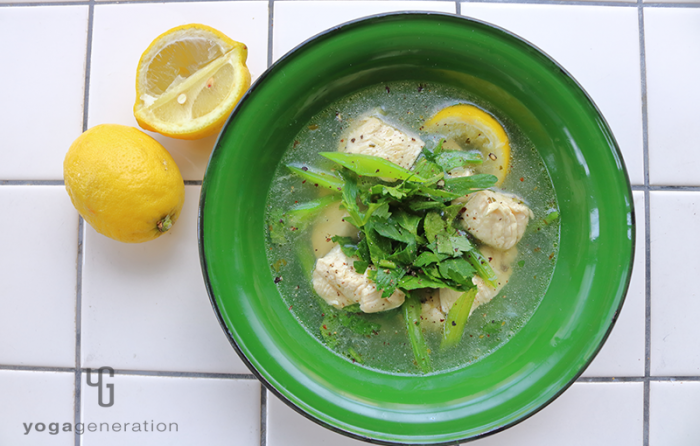 緑の器に入ったセロリと鶏肉のガーリック・レモン・スープ