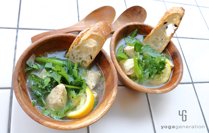 木の器に入ったセロリと鶏肉のガーリック・レモン・スープ